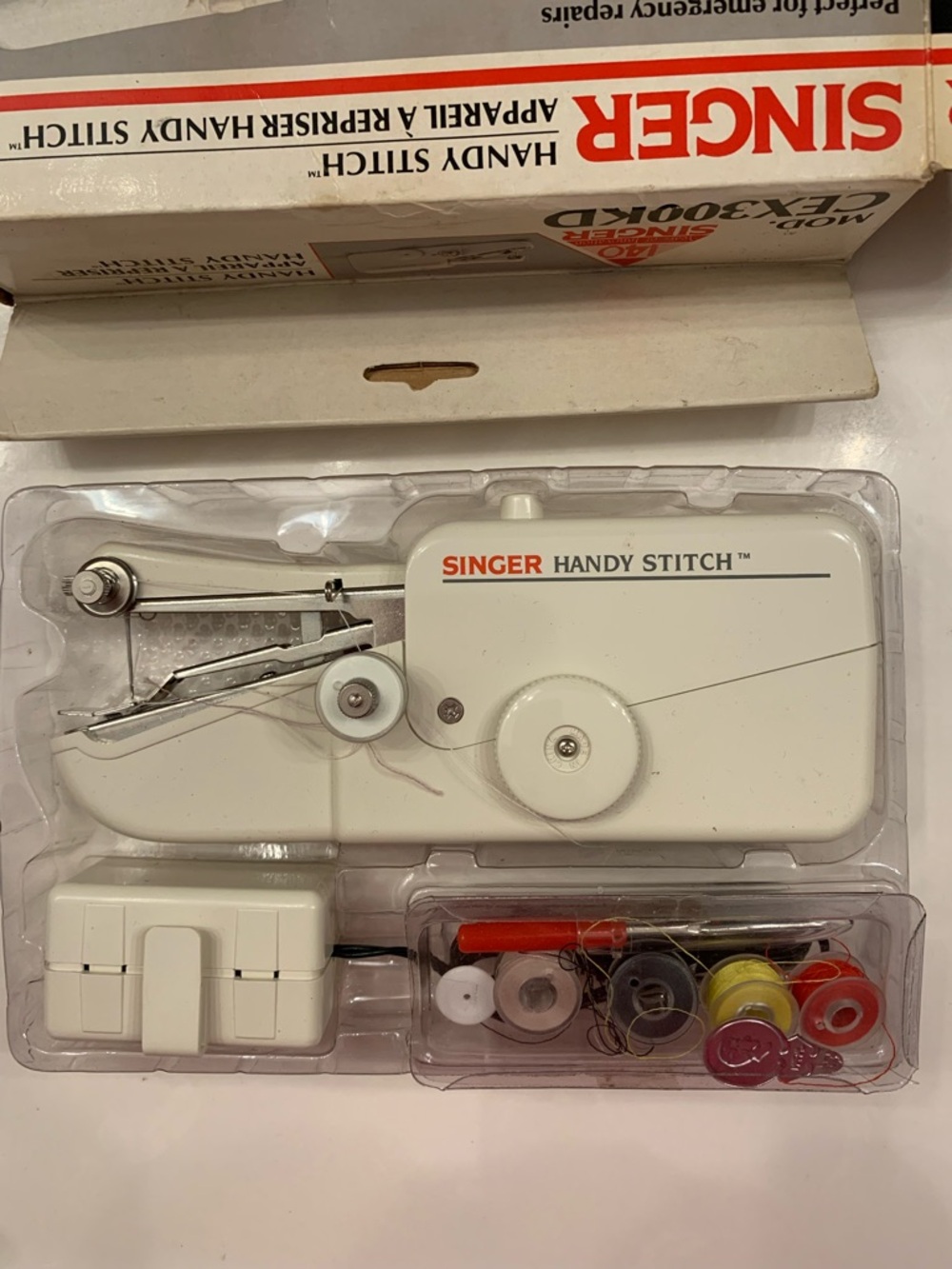 Singer Handy Stitch Portable Handheld Sewing Machine - White - Picture 7 of 7